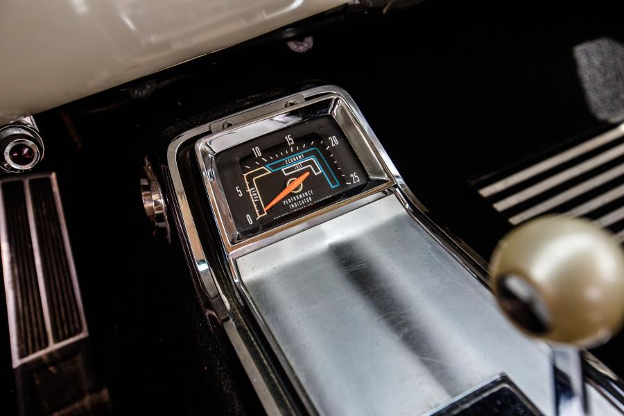 Детали интерьера Chrysler 300L Convertible (AC2-P C45) 1965 года  (фото 14 из 30)
